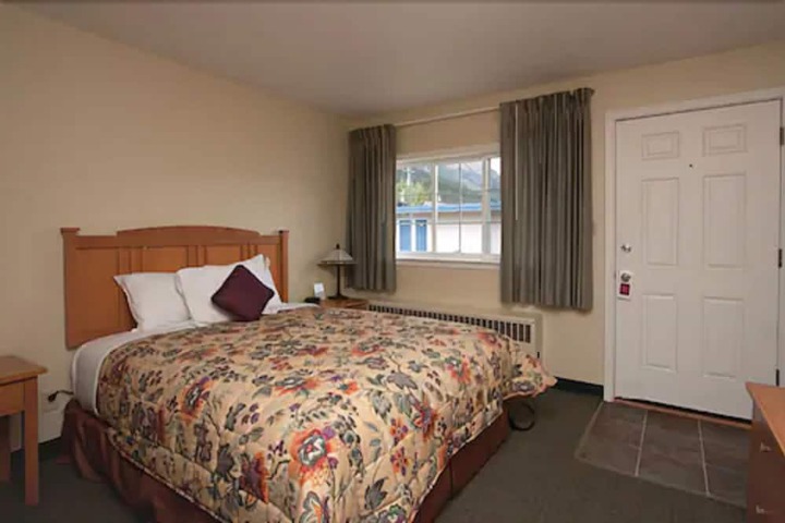 Room 6 of 33