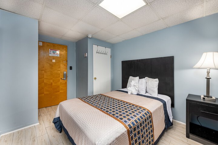 Room 10 of 33
