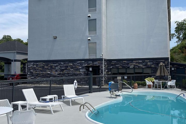 Pool 4 of 20