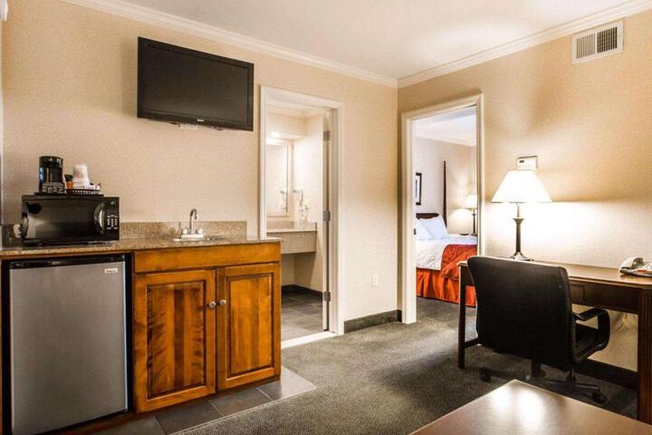 Clarion Inn & Suites at the Outlets of Lake George