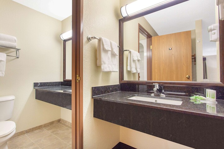 Room 8 of 34