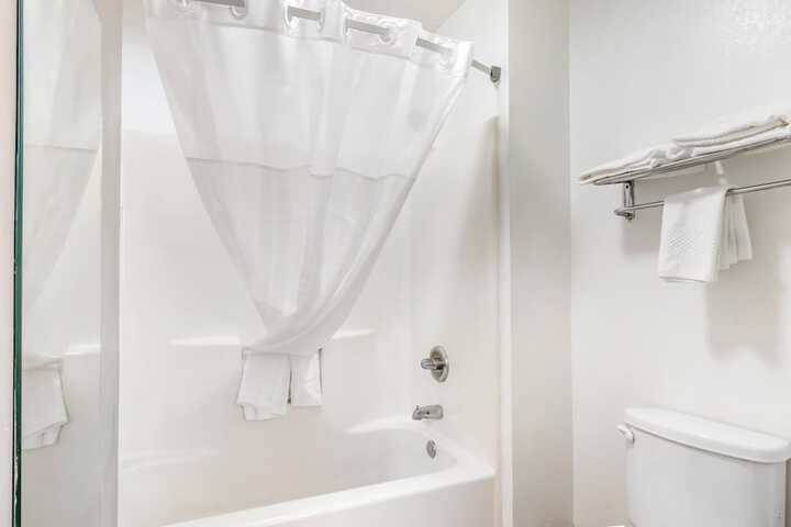 Quality Inn & Suites Decatur - Priceville I-65