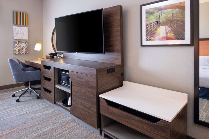 Room 10 of 28