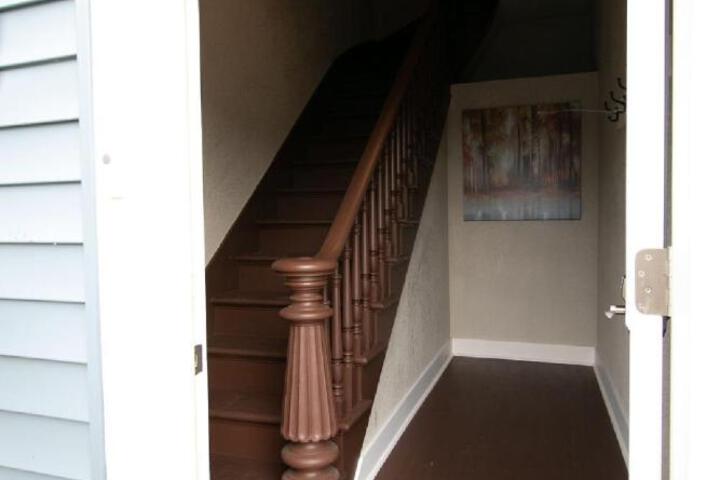 Spacious Rustic Downtown Market St. 1 Bedroom Apt Sleeps Up to 5, Steps to Honeywell & Eagles Theatre