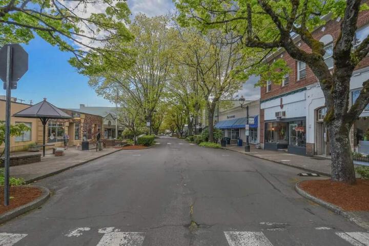 Large eclectic 1 BR above restaurant 15min to PDX
