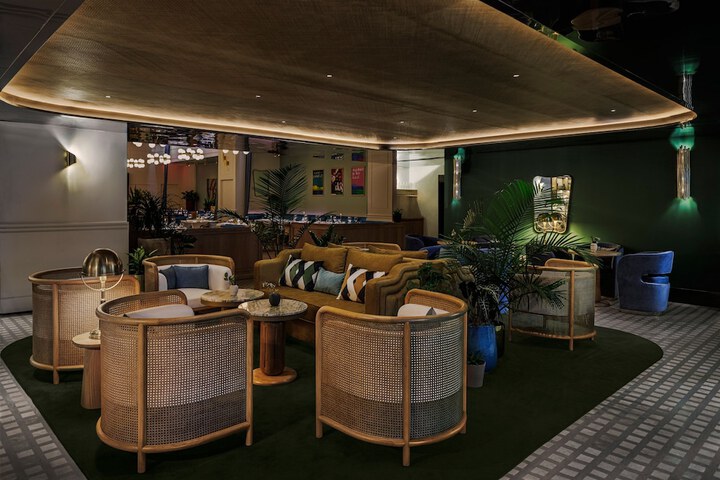 Lounge 88 of 105