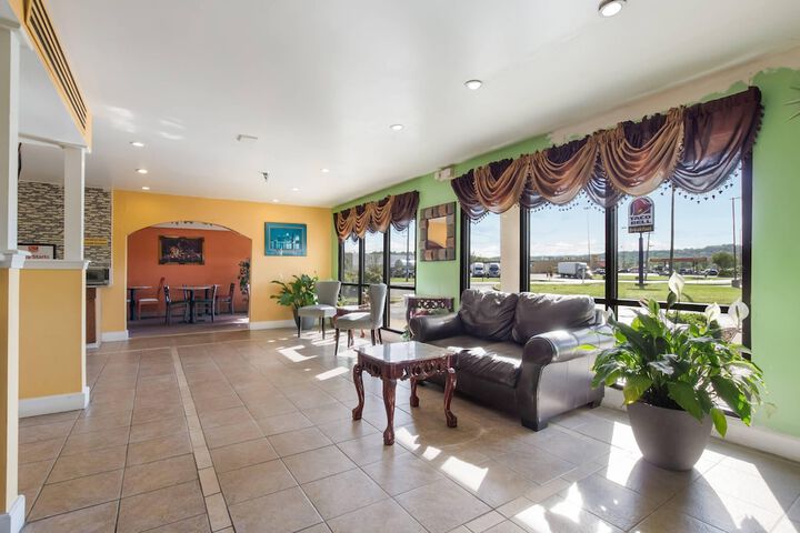 Econo Lodge Inn & Suites Brooks - Louisville South