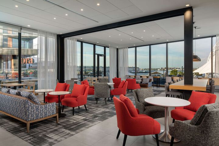 Lounge 75 of 78