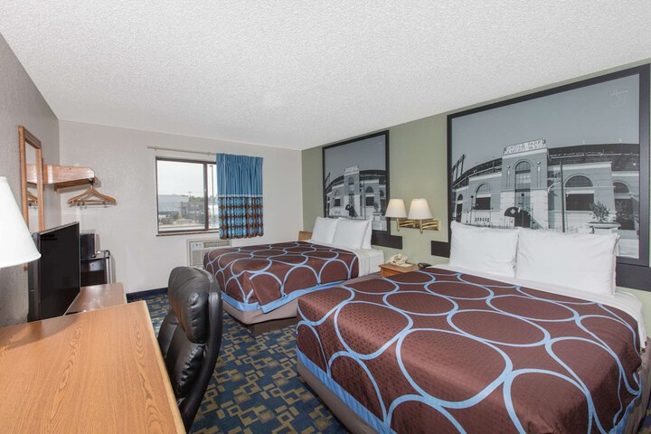 Room 10 of 16