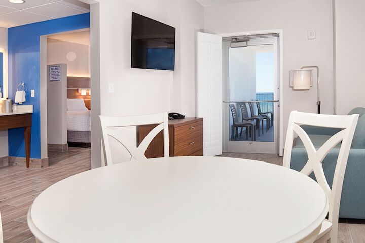 Holiday Inn Express & Suites Panama City Beach - Beachfront by IHG