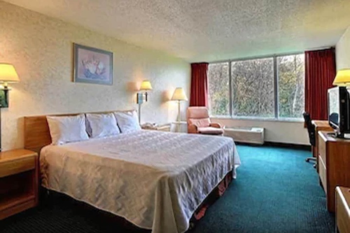 Room 6 of 15