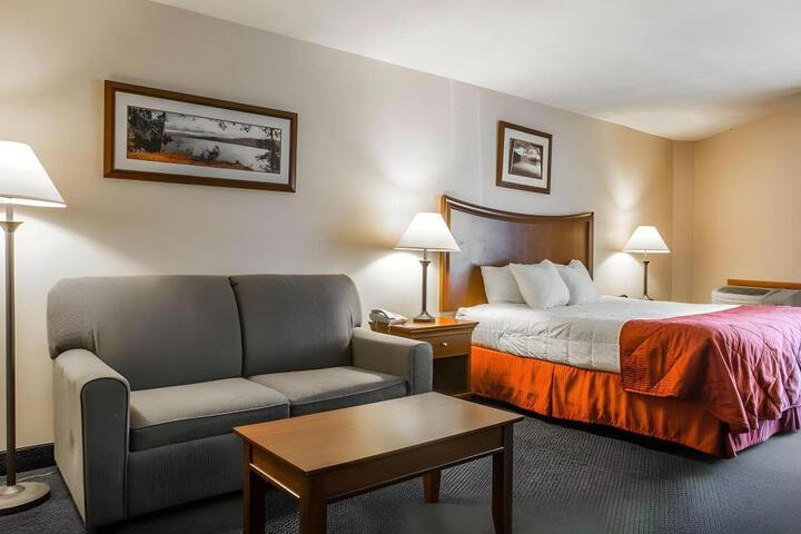 Clarion Inn & Suites at the Outlets of Lake George