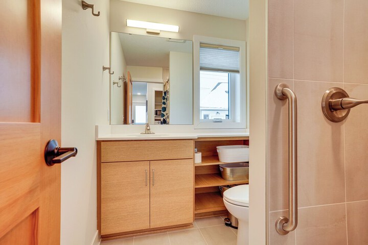 1 Mi to Carleton College: Wfh-friendly Apartment