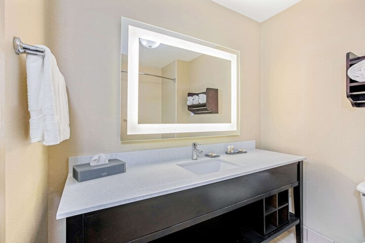 La Quinta Inn & Suites by Wyndham Corpus Christi Northwest
