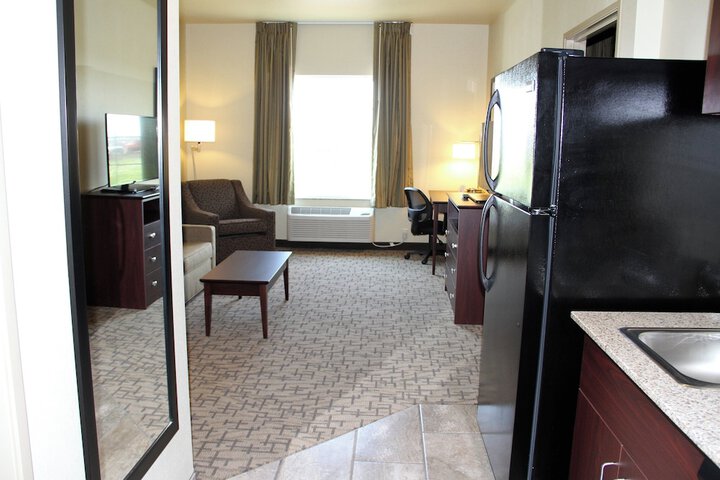 Cobblestone Hotel & Suites – Devils Lake