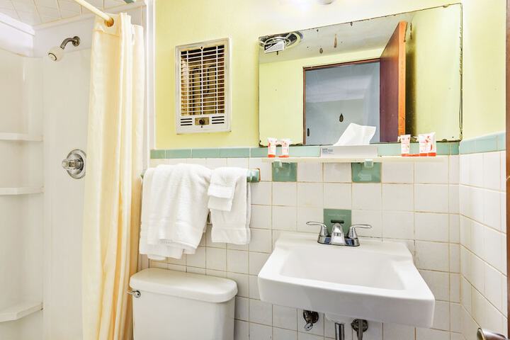 Room 28 of 33