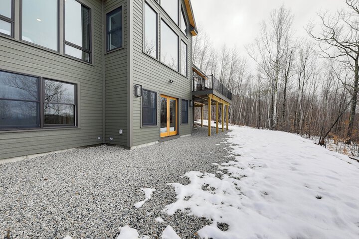 Mountain-view Home in Stoneham w / Hot Yoga Studio!