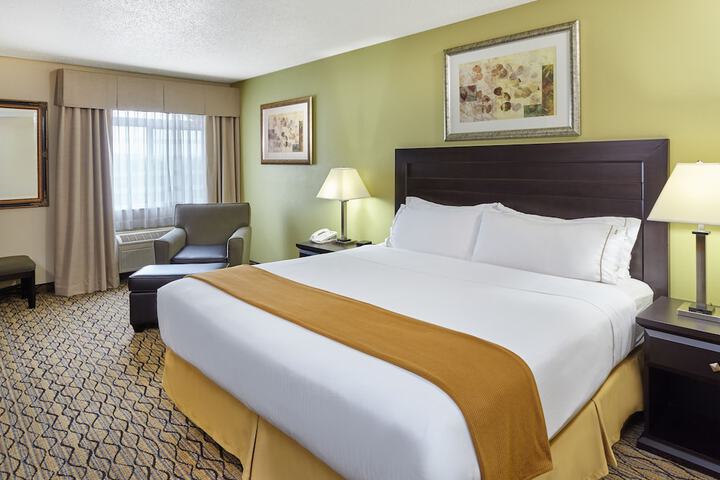 Holiday Inn Express & Suites Chicago-Libertyville by IHG