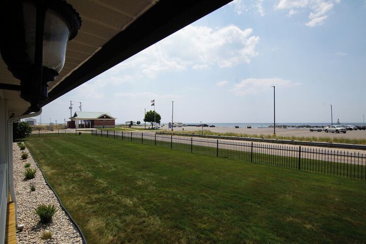 Snyders Shoreline Inn