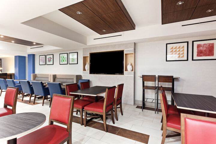 Holiday Inn Express & Suites Elk Grove West I-5 by IHG