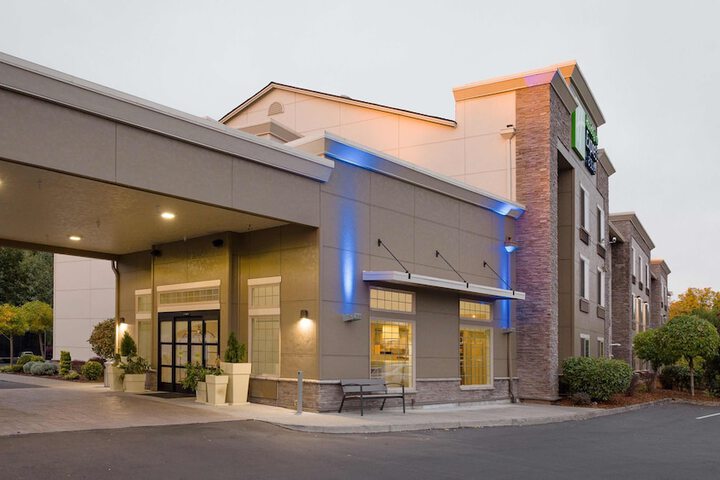 Holiday Inn Express & Suites Hood River by IHG