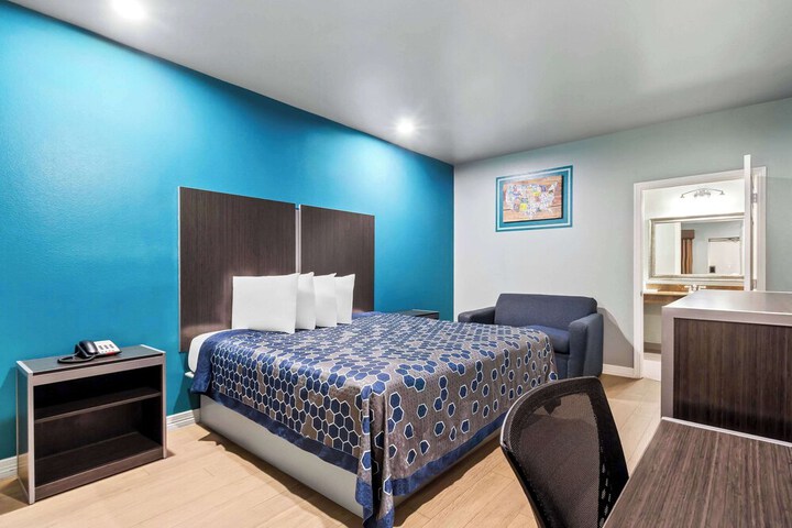 Econo Lodge Inn & Suites Channelview - Houston East