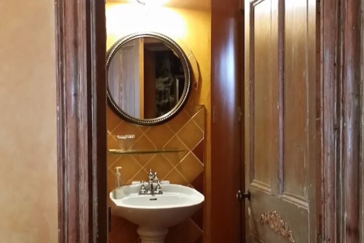 Room 16 of 40