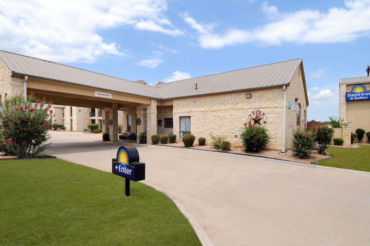 Days Inn & Suites by Wyndham Llano