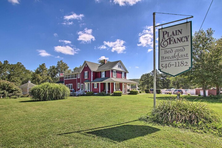 Cozy Ironton Cabin w / Shared Pool & Private Patio!