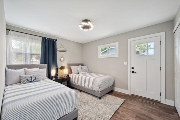 Charming Contemporary Family Home 3 Bedroom Home by RedAwning