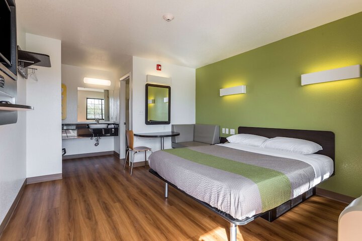 Room 28 of 34