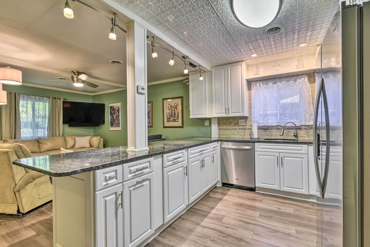 Pet-friendly Taylor Home w / Backyard Oasis!