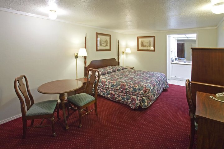 Room 6 of 8