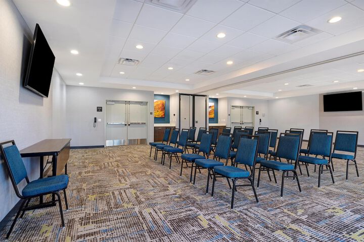 Hampton Inn & Suites Marina