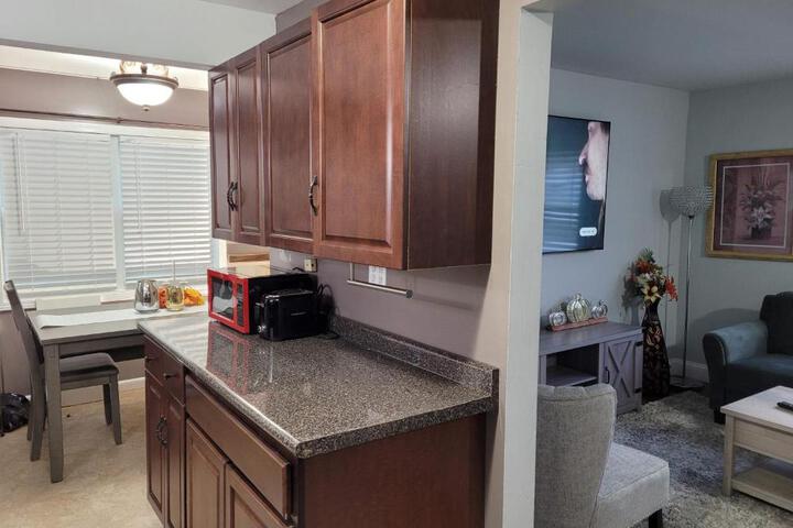 Nice house with private parking king bed fenced yard