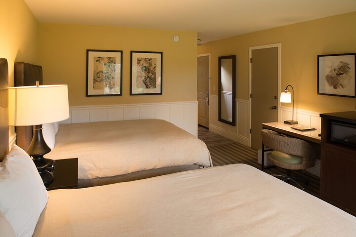 Lighthouse Lodge & Cottages