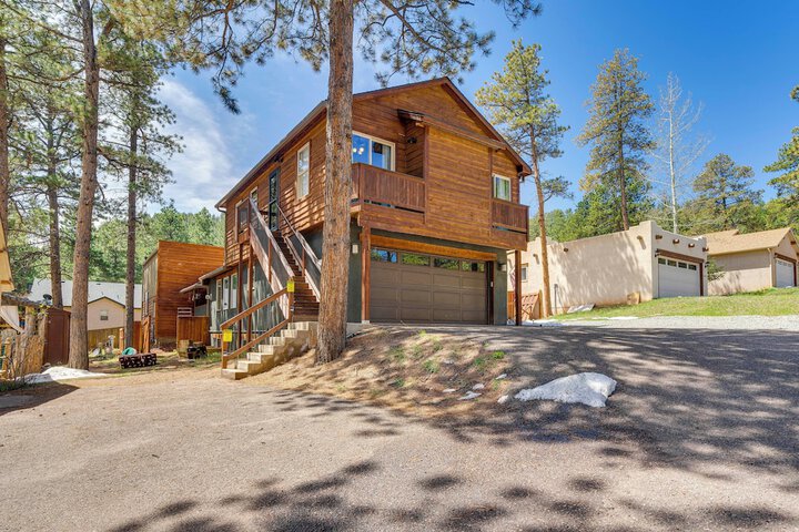 Woodland Park Apartment: Forest Views + Deck!
