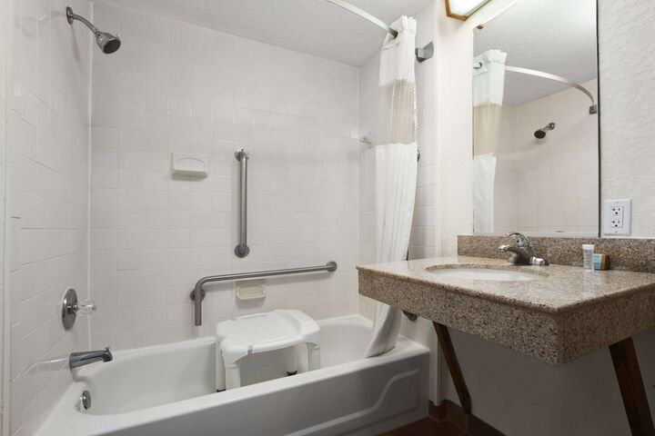 Travelodge by Wyndham Outer Banks / Kill Devil Hills