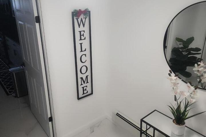 Baldwin NY 1 Bedroom Apartment Queen Size Bed