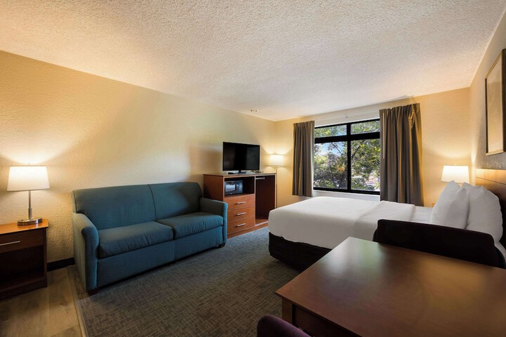 Room 14 of 33