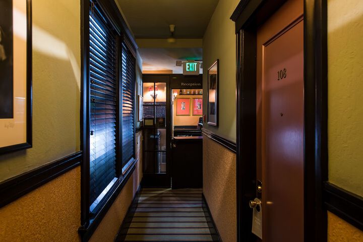 Ballroom/Hall 35 of 36