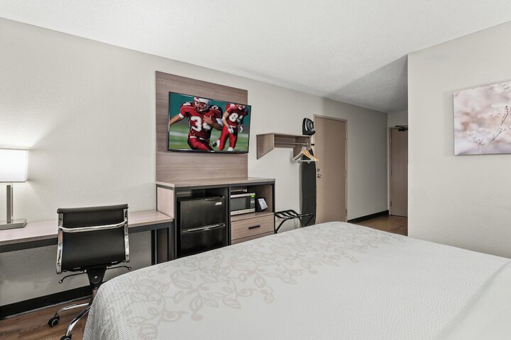 Red Roof Inn PLUS+ Belleville