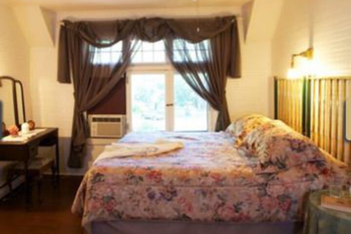 Spicer Castle Inn & Restaurant