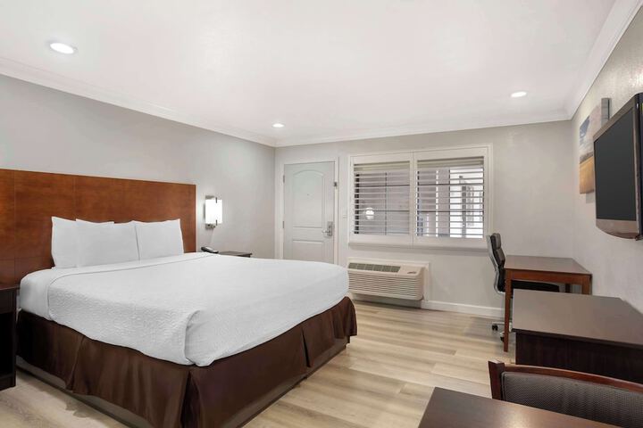 Room 10 of 29