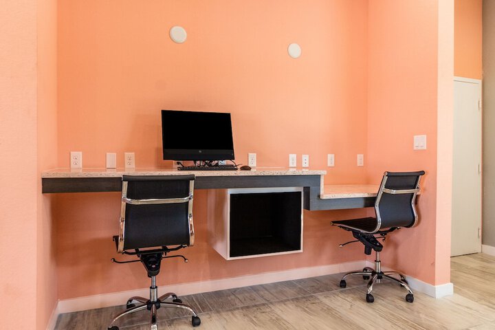 Business Center 41 of 43