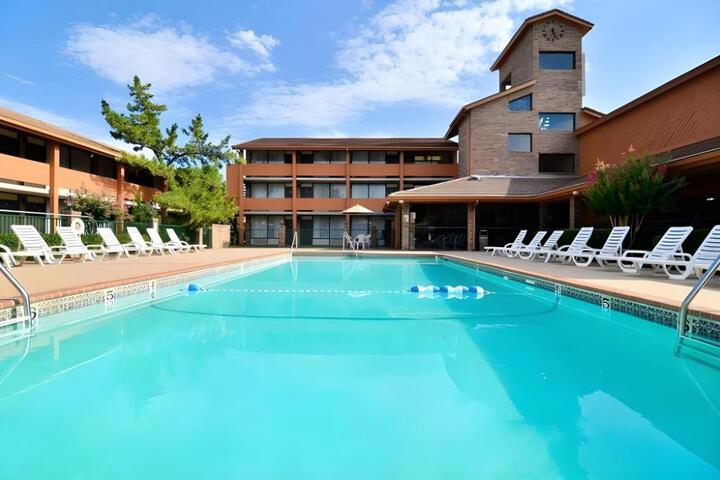 Best Western Plus Saddleback Inn & Conference Center