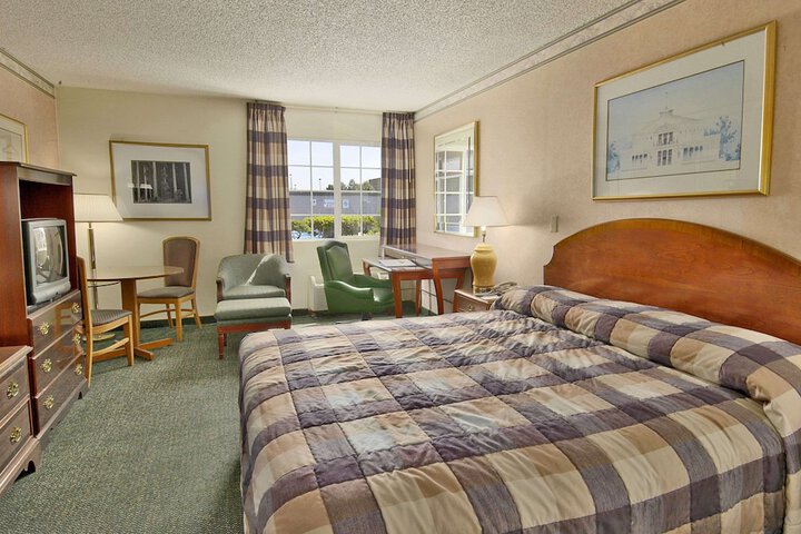 Room 4 of 8