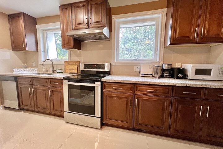 Cozy Home Near Transit & Hillcrest Mall with Free Parking
