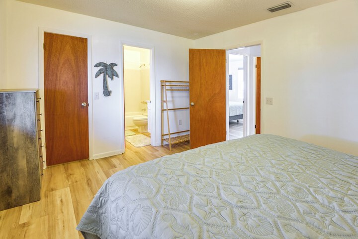 Renovated Crescent Lake Escape w / Waterfront Deck!