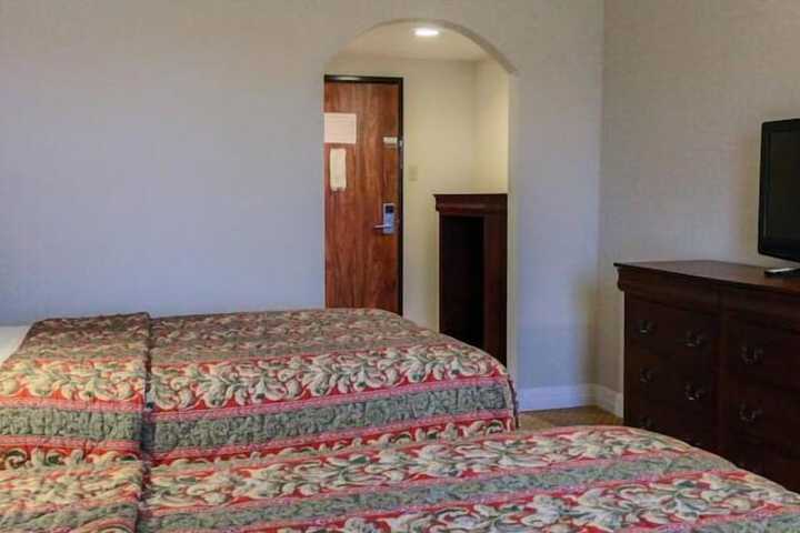 Room 24 of 38
